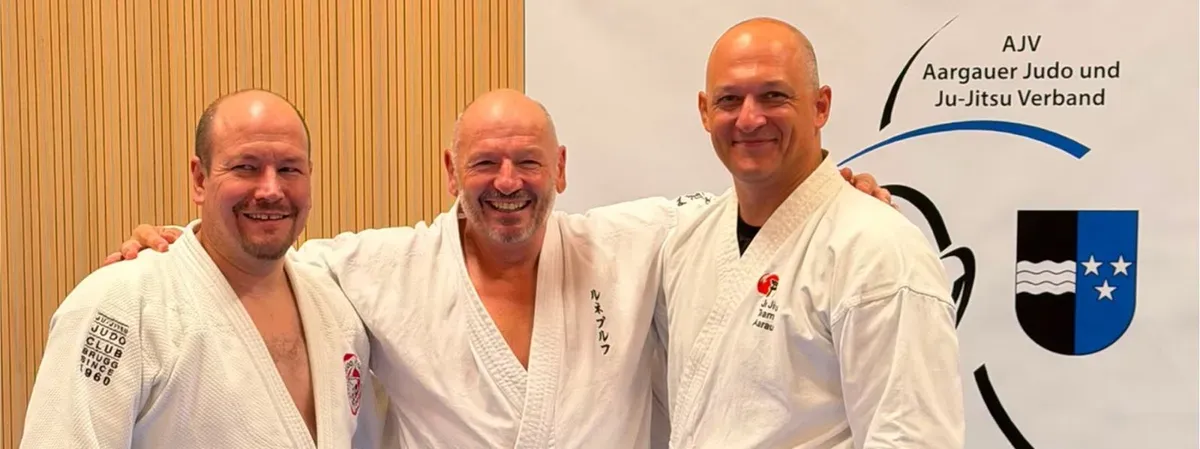 Die drei Senseis Tom Meister, René Burch und David Wernli vor dem AJV-Banner