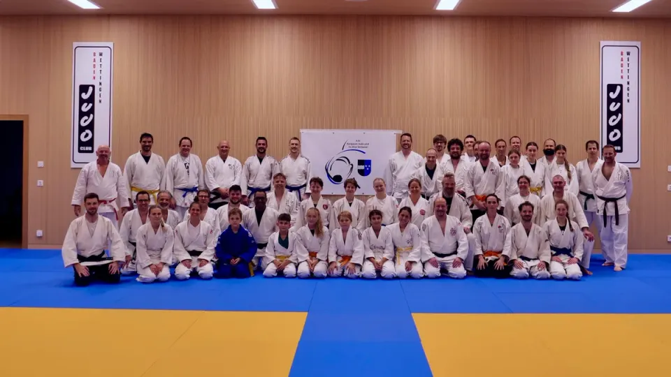 Gruppenfoto der 50 Teilnehmenden des 2. Aargauer Ju-Jitsu Day im Dojo des Judo Club Baden-Wettingen