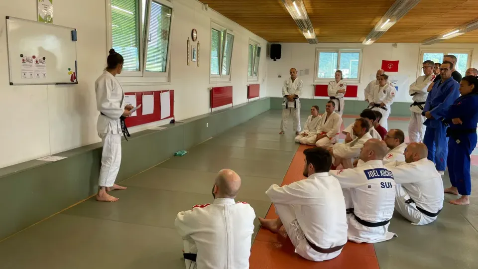 Lea Noseda erklärt den Teilnehmenden im Dojo des JSVC Rothrist die Kuatsu-Theorie