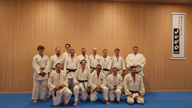 Gruppenfoto der Teilnehmenden mit Hiroshi Katanishi auf der Matte im Dojo des Judo Club Baden-Wettingen